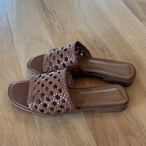 Nordstrom rack women’s slide sandals
Brown Faux leather
Size: 8